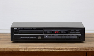 CD-плеер Yamaha CD-400 (1 фото из 6)