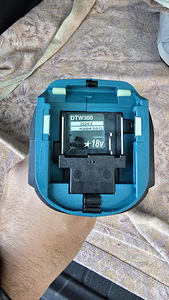 DTW300 makita 18v гайковерт (2 фото из 3)