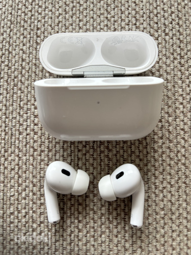 Apple AirPods Pro (2nd gen) with Charging Case (фото #2)