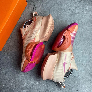 Nike (2 foto / 3)