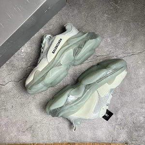 Balenciaga (1 фото из 2)
