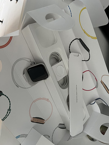 Apple Watch 4, 44mm, hõbedane (1 foto / 4)