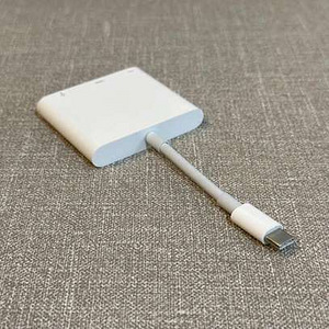 Apple USB-C Digital AV Multiport Adapter A1621 EMC 2877 (1 foto / 2)