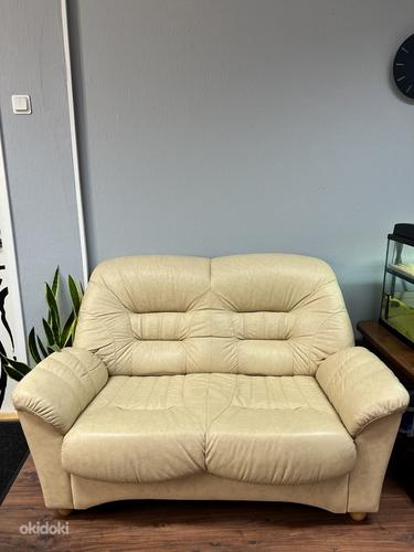 Кожаный диван и кресло (фото #2)