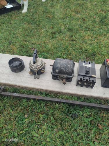 Различные старые электрические аксессуары (фото #1)