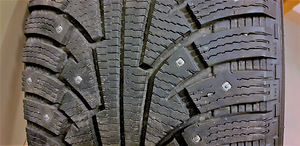 275/40 R20 Nokian Hakkapeliitta (3 foto / 4)