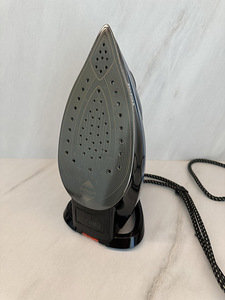 Паровой утюг Tefal (2 фото из 3)
