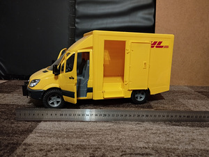 Игрушка BRUDER грузовик DHL. (1 фото из 4)
