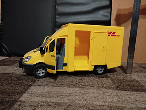Игрушка BRUDER грузовик DHL. (2 фото из 4)