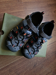 Kinnised sandaalid r.32/33 (2 foto / 4)
