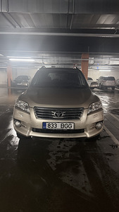 Toyota RAV4 (5 фото из 10)