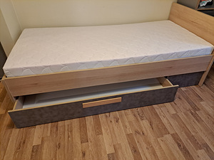 Продается кровать с матрасом 90x200см (1 фото из 2)