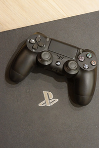 Sony PlayStation 4 pro 1TB (2 foto / 3)