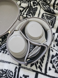 Sony WH-1000XM4 (2 foto / 2)