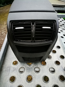 Opel Insignia keskkkonsool 2008-20014 (3 foto / 3)