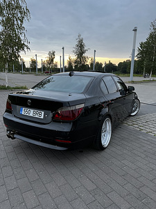 BMW e60 550i v8 270kw (2 foto / 8)