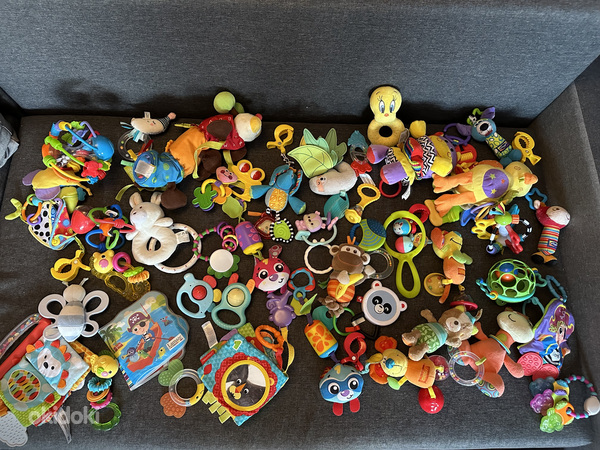 Большое количество детских игрушек и погремушек (фото #1)