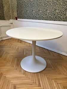 Круглый обеденный стол DOCKSTA (Ikea) (2 фото из 3)