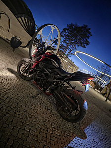 2019 Suzuki GSX-S750 (2 фото из 4)