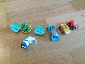 3 üllatusmuna väikest autot ja 2 üllatusmuna mänguasja (1 foto / 1)