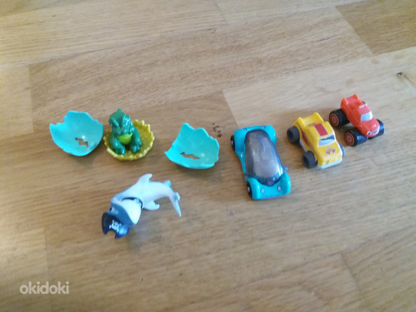 3 üllatusmuna väikest autot ja 2 üllatusmuna mänguasja