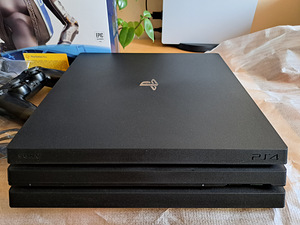 Playstation 4 Pro 1TB (3 foto / 5)