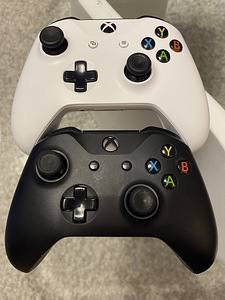 Xbox one s 512gb + 2 pulti + gta + fifa (3 foto / 3)