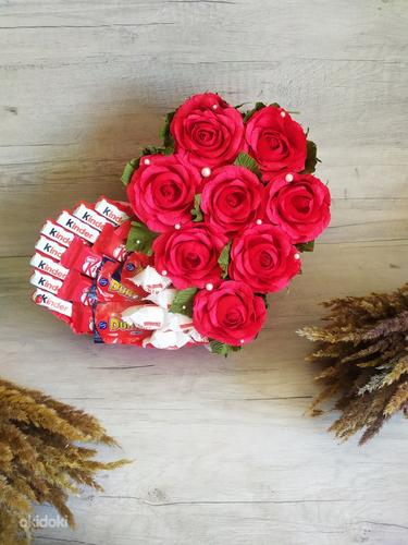 Сердце из роз из гофрированной бумаги и сладостей (фото #3)