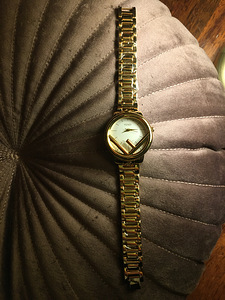 Новые часы с логотипом Fendi для женщин
