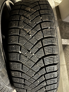Talverehvid Pirelli Ice Zero 215/65 R17 (2 foto / 9)