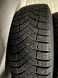 Talverehvid Pirelli Ice Zero 215/65 R17 (5 foto / 9)