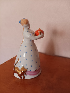 Kujuke Dulevo noor daam koos teekannuga (1 foto / 4)