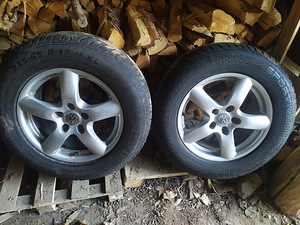 VW R17 диски + шипованные шины (8 фото из 8)