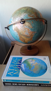 Gloobus (saksa keeles) ja Maailma atlas (vene keeles)