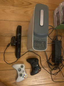 Xbox 360 + 2 контроллера + Kinect + 15 игр (1 фото из 3)
