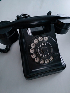 Nõukogude aegne arvutusmasin ja telefon 1950.a (1 foto / 2)