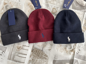 Распродажа шапок Armani (3 фото из 4)