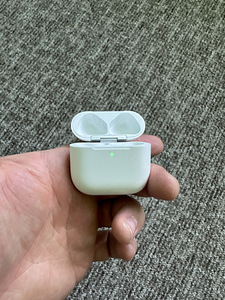 Airpods 4 charging case
