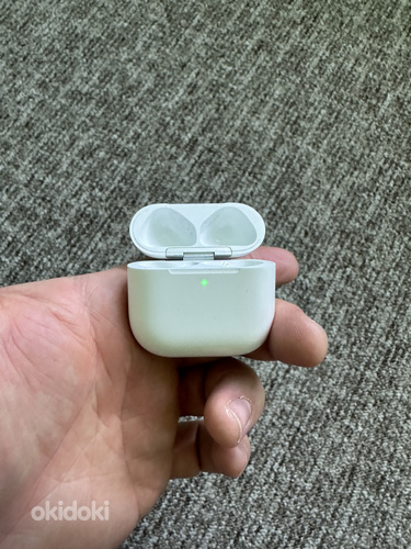 Airpods 4 charging case