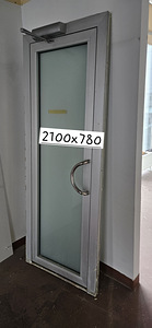 Продам алюминиевые стеклянные двери (2 фото из 3)