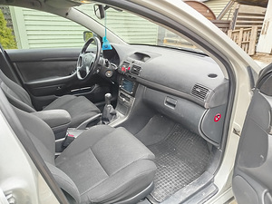 Toyota Avensis (9 foto / 12)