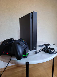 Xbox One X + 2 pulti (1 foto / 2)