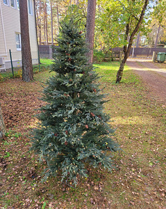 Kunst jõulukuusk tulukeste ja käbidega (1 foto / 3)