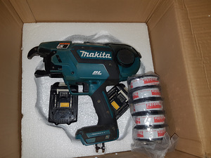 Пистолет Makita. Зарядное устройство, 2 аккумулятора, провод (3 фото из 9)