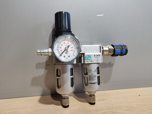 Suruõhu regulaator/filtri komplekt API 1/4" kiirühendustega (1 foto / 1)