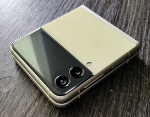 Galaxy Z Flip3 5G Cream 128/8 GB (1 foto / 5)