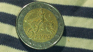 Монета номиналом 2 евро с дефектом