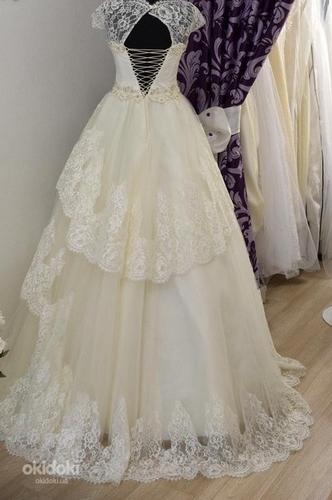 Роскошное свадебное платье (фото #2)