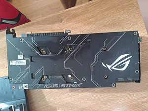 Asus ROG STRIX RX 5700 XT (4 фото из 5)