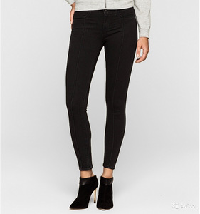Новые джинсы Calvin Klein для изящной девушки.